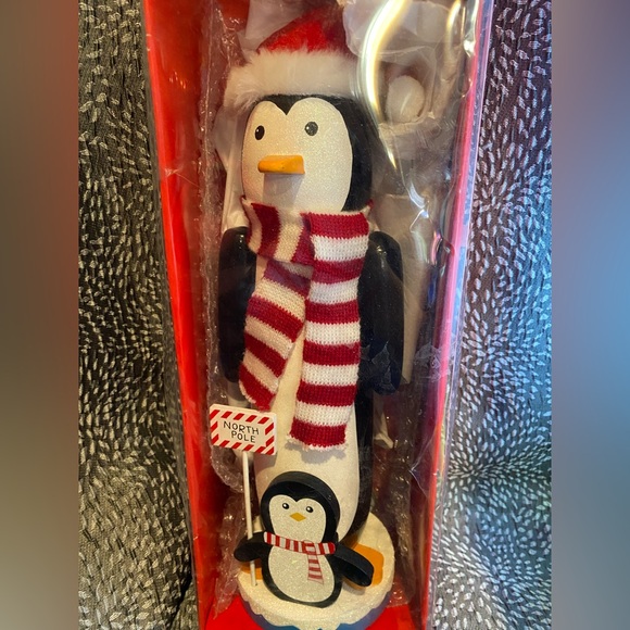 Penguin Nutcracker - Picture 2 of 4
